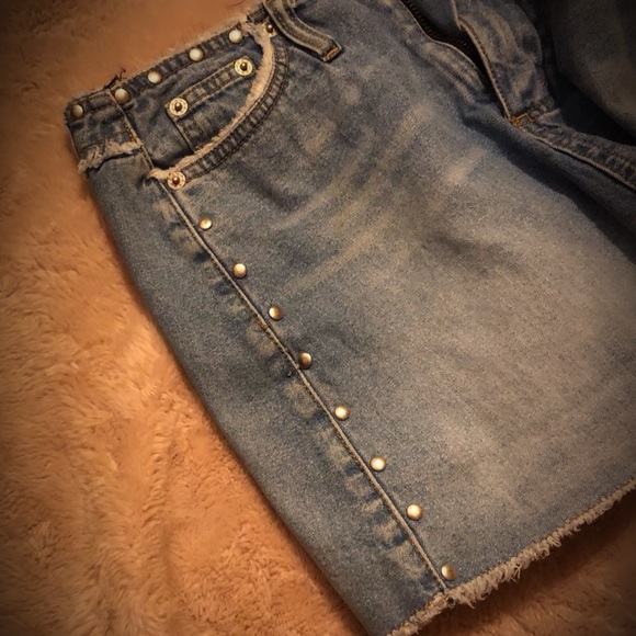 ๐โ๏ธ๐Light Wash, Studded, Denim Skort, by R4R Jeans - Picture 6 of 7
